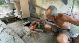 Warga menghidupkan api dalam tungku untuk masak, Selasa (28/11/2023). Foto:Irwan