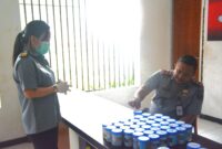 Sebanyak 113 orang pegawai Rutan Batam menjalani tes urine secara berkala. Karutan Batam, Faisal Gerhani Putra menyerahkan sample urine kepada petugas, Selasa (28/11/2023). Foto/Dok: Rutan.