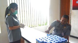 Sebanyak 113 orang pegawai Rutan Batam menjalani tes urine secara berkala. Karutan Batam, Faisal Gerhani Putra menyerahkan sample urine kepada petugas, Selasa (28/11/2023). Foto/Dok: Rutan.