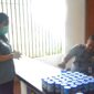 Sebanyak 113 orang pegawai Rutan Batam menjalani tes urine secara berkala. Karutan Batam, Faisal Gerhani Putra menyerahkan sample urine kepada petugas, Selasa (28/11/2023). Foto/Dok: Rutan.