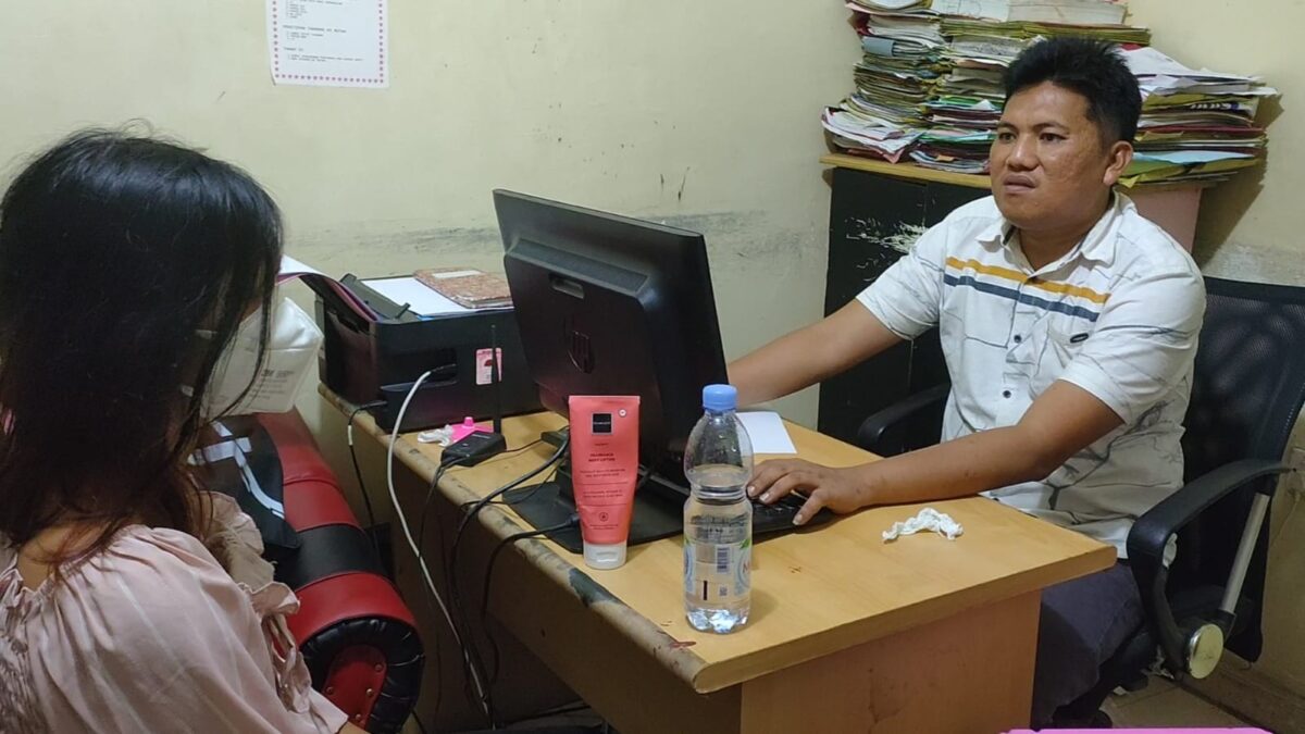 Istri muda Yuda tengah dimintai keterangan oleh penyidik Polsek Batu Aji, Kamis (30/11/2023). Foto:Arga-matapedia6.