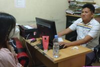 Istri muda Yuda tengah dimintai keterangan oleh penyidik Polsek Batu Aji, Kamis (30/11/2023). Foto:Arga-matapedia6.