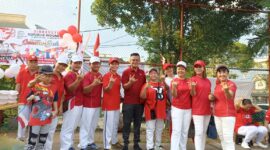 Efendi saat bersama warga Bengkong beberapa waktu lalu. Foto/arga-matapedia6.com