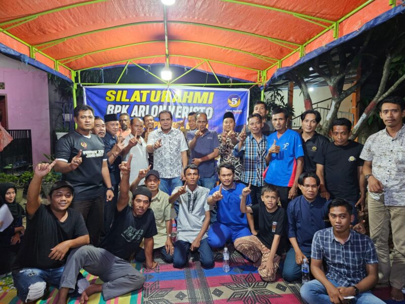 Warga Sumberindo bersama anggota DPRD Batam Arlon Veristo. Foto/arga-matapedia6.