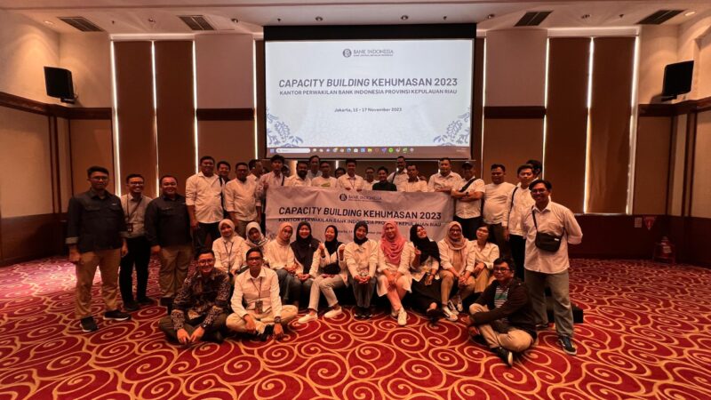 Wartawan berfoto bersama dengan Chief of Kumparan.