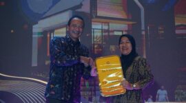 Marketing Director Agung Podomoro Land, Agung Wirajaya memberikan logam mulia seberat 10gr secara simbolis kepada konsumen beruntung yang memenangkan undian, Rabu (29/11/2023).Foto/Ist