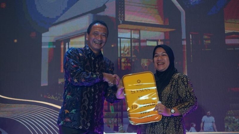 Marketing Director Agung Podomoro Land, Agung Wirajaya memberikan logam mulia seberat 10gr secara simbolis kepada konsumen beruntung yang memenangkan undian, Rabu (29/11/2023).Foto/Ist