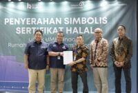 Kepala PMU Sertifikasi Surveyor Indonesia Afrinal (kedua dari kiri) menyerahkan simbolis sertifikat halal kepada perwakilan UMKM disaksikan Direktur Komersial Surveyor Indonesia Saifuddin Wijaya (paling kiri), Deputy EVP SOE Service Telkom, Fajar Wibawa (kedua dari kanan) dan SM Rumah BUMN Telkom Adrian Sani Harahap di Jakarta beberapa waktu yang lalu. Foto/Dok: Telkom
