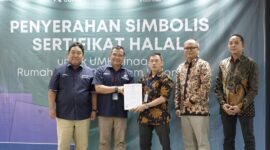 Kepala PMU Sertifikasi Surveyor Indonesia Afrinal (kedua dari kiri) menyerahkan simbolis sertifikat halal kepada perwakilan UMKM disaksikan Direktur Komersial Surveyor Indonesia Saifuddin Wijaya (paling kiri), Deputy EVP SOE Service Telkom, Fajar Wibawa (kedua dari kanan) dan SM Rumah BUMN Telkom Adrian Sani Harahap di Jakarta beberapa waktu yang lalu. Foto/Dok: Telkom