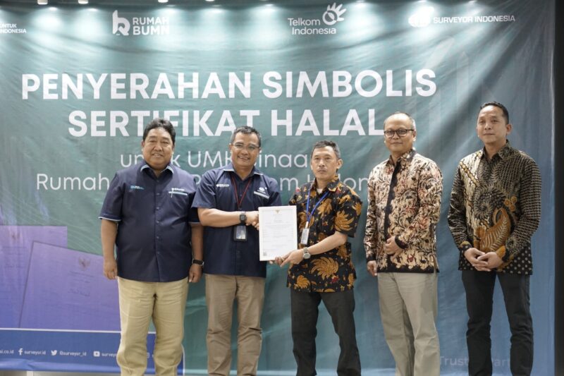 Kepala PMU Sertifikasi Surveyor Indonesia Afrinal (kedua dari kiri) menyerahkan simbolis sertifikat halal kepada perwakilan UMKM disaksikan Direktur Komersial Surveyor Indonesia Saifuddin Wijaya (paling kiri), Deputy EVP SOE Service Telkom, Fajar Wibawa (kedua dari kanan) dan SM Rumah BUMN Telkom Adrian Sani Harahap di Jakarta beberapa waktu yang lalu. Foto/Dok: Telkom