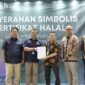 Kepala PMU Sertifikasi Surveyor Indonesia Afrinal (kedua dari kiri) menyerahkan simbolis sertifikat halal kepada perwakilan UMKM disaksikan Direktur Komersial Surveyor Indonesia Saifuddin Wijaya (paling kiri), Deputy EVP SOE Service Telkom, Fajar Wibawa (kedua dari kanan) dan SM Rumah BUMN Telkom Adrian Sani Harahap di Jakarta beberapa waktu yang lalu. Foto/Dok: Telkom