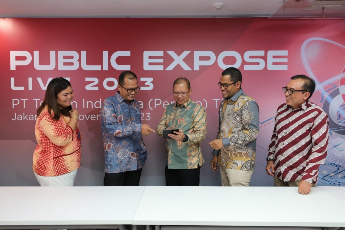 Direktur Keuangan & Manajemen Risiko Telkom Heri Supriadi (tengah), Direktur Strategic Portfolio Telkom Budi Setyawan Wijaya (kedua dari kiri), Direktur Keuangan & Manajemen Risiko Telkomsel Mohamad Ramzy (kedua dari kanan), VP Corporate Communication Telkom Andri Herawan Sasoko (paling kanan) dan VP Investor Relation Telkom Anetta Hasan (paling kiri) pada Public Expose Live Telkom 2023 di Jakarta, Kamis (30/11/2023). Foto; Dok-Telkom.