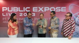 Direktur Keuangan & Manajemen Risiko Telkom Heri Supriadi (tengah), Direktur Strategic Portfolio Telkom Budi Setyawan Wijaya (kedua dari kiri), Direktur Keuangan & Manajemen Risiko Telkomsel Mohamad Ramzy (kedua dari kanan), VP Corporate Communication Telkom Andri Herawan Sasoko (paling kanan) dan VP Investor Relation Telkom Anetta Hasan (paling kiri) pada Public Expose Live Telkom 2023 di Jakarta, Kamis (30/11/2023). Foto; Dok-Telkom.