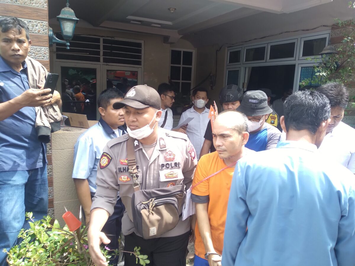 Pelaku pembunuhan saat memperagakan adegan, Senin (11/12/2023).