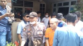 Pelaku pembunuhan saat memperagakan adegan, Senin (11/12/2023).