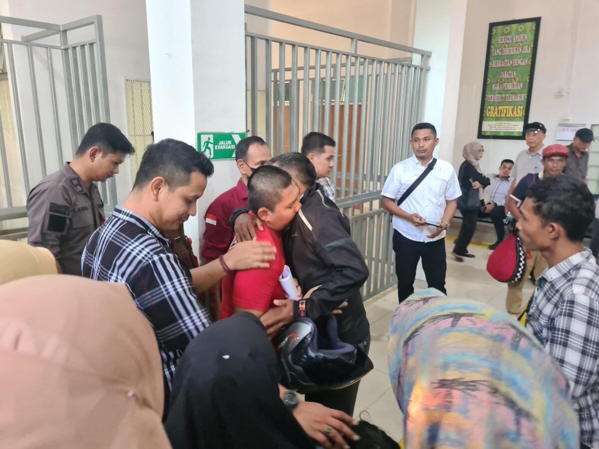 Keluarga memeluk salah satu tersangka sebelum memasuki ruang sidang di Pengadilan Negeri Batam, Kamis ( 21/12/2023)Matapedia.com/ luci