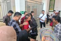 Keluarga memeluk salah satu tersangka sebelum memasuki ruang sidang di Pengadilan Negeri Batam, Kamis ( 21/12/2023)Matapedia.com/ luci