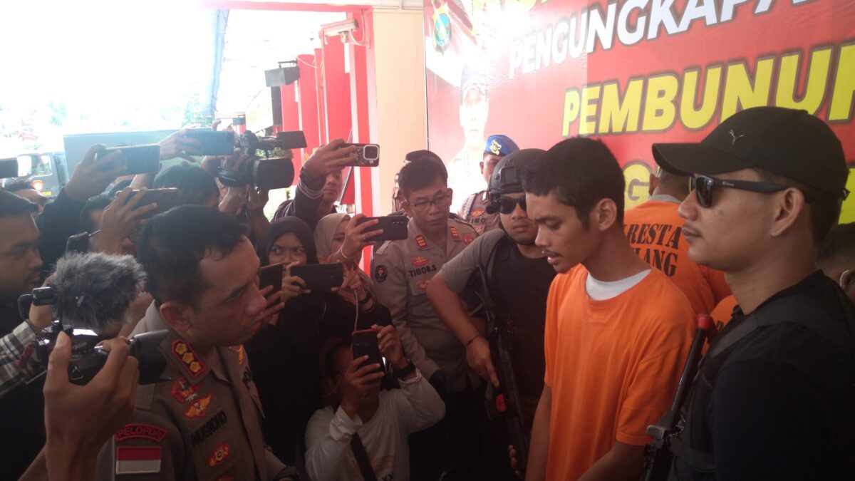 Pelaku M saatdihadirkan polisi dalam jumpa pers di Polresta Barelang, Kamis (21/12/2023).Foto:Rega/matapedia6