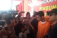 Pelaku M saatdihadirkan polisi dalam jumpa pers di Polresta Barelang, Kamis (21/12/2023).Foto:Rega/matapedia6