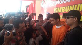 Pelaku M saatdihadirkan polisi dalam jumpa pers di Polresta Barelang, Kamis (21/12/2023).Foto:Rega/matapedia6