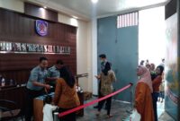 Petugas Rutan Batam tengah meminta identitas pengujung, Senin (25/12/2023). Foto:rega/matapedia6