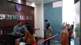 Petugas Rutan Batam tengah meminta identitas pengujung, Senin (25/12/2023). Foto:rega/matapedia6