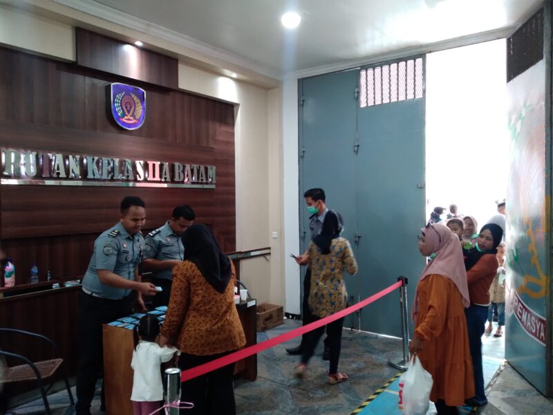 Petugas Rutan Batam tengah meminta identitas pengujung, Senin (25/12/2023). Foto:rega/matapedia6