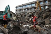 Matapedia6.com/Dok.Basarnas
Tim SAR gabungan saat mengevakuasi korban longsor dan banjir bandang.Sejumlah alat berat berada di lokasi banjir bandang di Desa Simangulampe, Kecamatan Baktiraja, Kabupaten Humbang Hasundutan,Senin (4/12/2023) lalu.