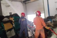 Petugas pemadam kebakaran BP Batam dan Pemko sedang berjibaku memadamkan api, Senin (4/12/2023). Foto:Dok- pemadaman BP Batam