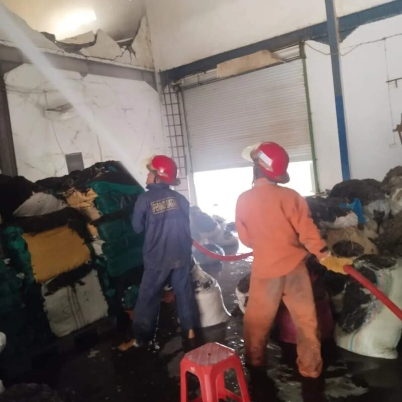 Petugas pemadam kebakaran BP Batam dan Pemko sedang berjibaku memadamkan api, Senin (4/12/2023). Foto:Dok- pemadaman BP Batam