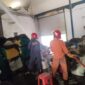 Petugas pemadam kebakaran BP Batam dan Pemko sedang berjibaku memadamkan api, Senin (4/12/2023). Foto:Dok- pemadaman BP Batam