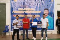 Kalapas Batam di tengah bersama pemain voli putri. Foto:Dok-Ist