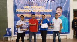 Kalapas Batam di tengah bersama pemain voli putri. Foto:Dok-Ist