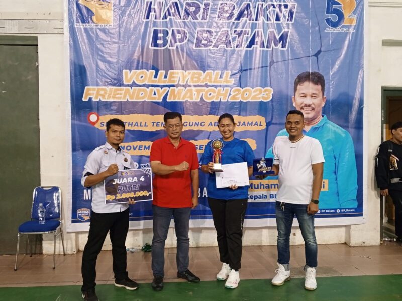 Kalapas Batam di tengah bersama pemain voli putri. Foto:Dok-Ist