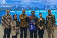 Ketua Umum ASKALSI 2021-2023 yang juga menjabat sebagai Chief Technology Officer Telin Akhmad Ludfy (ketiga dari kanan), Ketua Umum Baru ASKALSI yang juga menjabat sebagai EGM Service Operation Telkom Suharyoto (paling kiri), Dewan Pengawas ASKALSI Marwan O. Baasir (kedua dari kiri), Sekretaris Jenderal ASKALSI Resi Y. Bramani (paling kanan), dan Bendahara ASKALSI Elly Noor Qomariyah (kedua dari kanan) dalam acara Musyawarah Luar Biasa (Munaslub) IV dan Rapat Kerja Nasional (Rakernas) di Telkom Landmark Tower, Jakarta, Rabu (6/12). Foto:Dok-Telkom