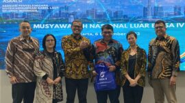 Ketua Umum ASKALSI 2021-2023 yang juga menjabat sebagai Chief Technology Officer Telin Akhmad Ludfy (ketiga dari kanan), Ketua Umum Baru ASKALSI yang juga menjabat sebagai EGM Service Operation Telkom Suharyoto (paling kiri), Dewan Pengawas ASKALSI Marwan O. Baasir (kedua dari kiri), Sekretaris Jenderal ASKALSI Resi Y. Bramani (paling kanan), dan Bendahara ASKALSI Elly Noor Qomariyah (kedua dari kanan) dalam acara Musyawarah Luar Biasa (Munaslub) IV dan Rapat Kerja Nasional (Rakernas) di Telkom Landmark Tower, Jakarta, Rabu (6/12). Foto:Dok-Telkom