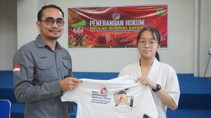 Kejaksaan memberikan baju kaos anti korupsi ke siswi. Foto:Dok-Ist