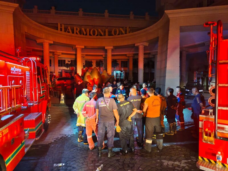 Kebakaran terjadi di Hotel Harmoni One Batam Center, Jumat (8/12/203). Foto:Dok-Pemadam Pemko Batam