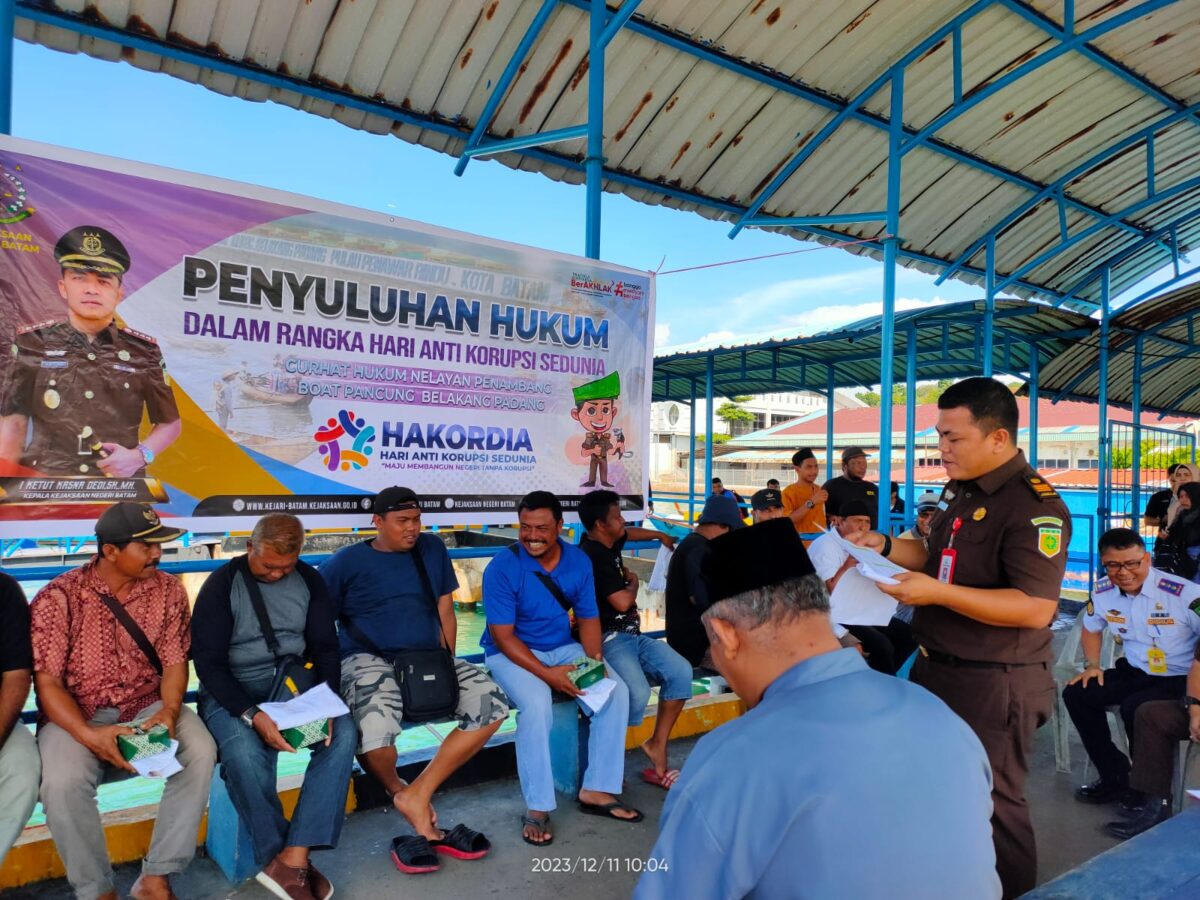 Kejari Batam memberikan sosialisasi penyuluhan hukum di Sekupang, Senin (11/12/2023). Foto:Dok/is