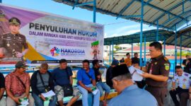 Kejari Batam memberikan sosialisasi penyuluhan hukum di Sekupang, Senin (11/12/2023). Foto:Dok/is