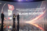 Jaksa Agung, ST Burhanuddin (kiri) menyerahkan award Most Excellence Good Corporate Governance Implementation kepada Telkom, yang diterima oleh Direktur Utama Telkom, Ririek Adriansyah (kanan) pada ajang CNBC Indonesia Awards 2023 di Jakarta, Rabu (13/12/2023). Foto:Dok/Telkom