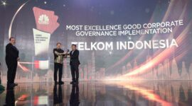 Jaksa Agung, ST Burhanuddin (kiri) menyerahkan award Most Excellence Good Corporate Governance Implementation kepada Telkom, yang diterima oleh Direktur Utama Telkom, Ririek Adriansyah (kanan) pada ajang CNBC Indonesia Awards 2023 di Jakarta, Rabu (13/12/2023). Foto:Dok/Telkom