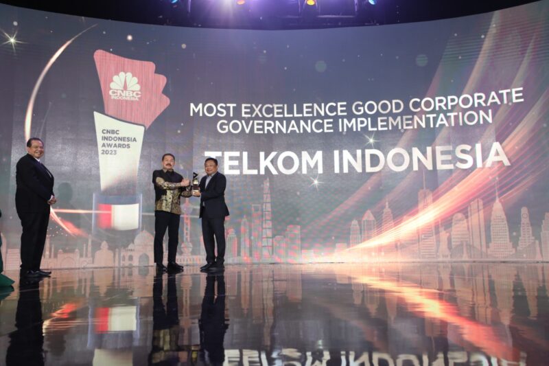 Jaksa Agung, ST Burhanuddin (kiri) menyerahkan award Most Excellence Good Corporate Governance Implementation kepada Telkom, yang diterima oleh Direktur Utama Telkom, Ririek Adriansyah (kanan) pada ajang CNBC Indonesia Awards 2023 di Jakarta, Rabu (13/12/2023). Foto:Dok/Telkom