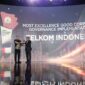Jaksa Agung, ST Burhanuddin (kiri) menyerahkan award Most Excellence Good Corporate Governance Implementation kepada Telkom, yang diterima oleh Direktur Utama Telkom, Ririek Adriansyah (kanan) pada ajang CNBC Indonesia Awards 2023 di Jakarta, Rabu (13/12/2023). Foto:Dok/Telkom