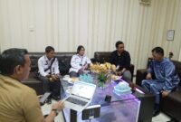 KPU Batam baju putih bersama Kalapas Kelas II A Batam, Heri Kusrita. Foto:Dok/Lapas Batam