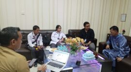 KPU Batam baju putih bersama Kalapas Kelas II A Batam, Heri Kusrita. Foto:Dok/Lapas Batam