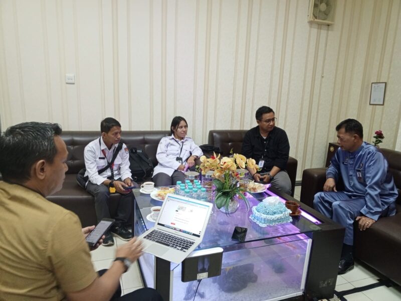 KPU Batam baju putih bersama Kalapas Kelas II A Batam, Heri Kusrita. Foto:Dok/Lapas Batam