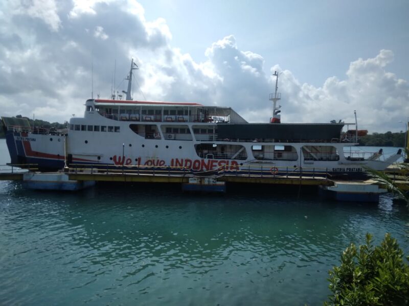 Kapal ASDP Batam roro di pelabuhan Roro Punggur, Jumat (15/12/2023). Foto:lucia/matapedia6