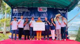 CEO Telin, Budi Satria Dharma Purba (keempat dari kiri) beserta jajaran dan Rektor UIB Dr. Iskandar Itan (keempat dari kanan) beserta jajaran menyerahkan simbolis bantuan Pemberdayaan Perempuan kepada perwakilan masyarakat di Kampung Tua Nongsa, Kelurahan Sambau, Batam beberapa waktu lalu. Foto:Dok/Telkom