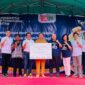 CEO Telin, Budi Satria Dharma Purba (keempat dari kiri) beserta jajaran dan Rektor UIB Dr. Iskandar Itan (keempat dari kanan) beserta jajaran menyerahkan simbolis bantuan Pemberdayaan Perempuan kepada perwakilan masyarakat di Kampung Tua Nongsa, Kelurahan Sambau, Batam beberapa waktu lalu. Foto:Dok/Telkom